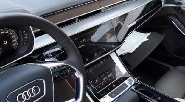 全新奥迪A8L到店,内饰科技感爆棚,钥匙外观丑