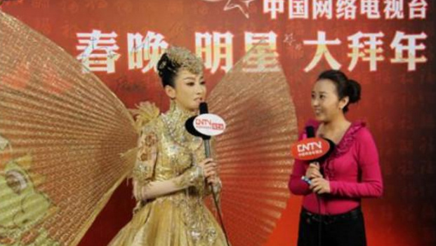 凭一首歌上春晚,却因假唱被万人唾弃,如今豪车