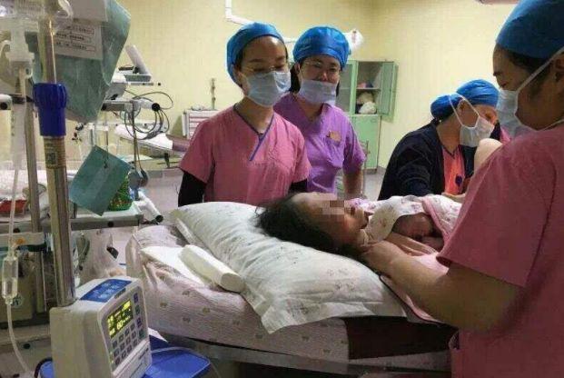 大学生被推进产房时,对中年男子依依不舍,她的话让医生愣了