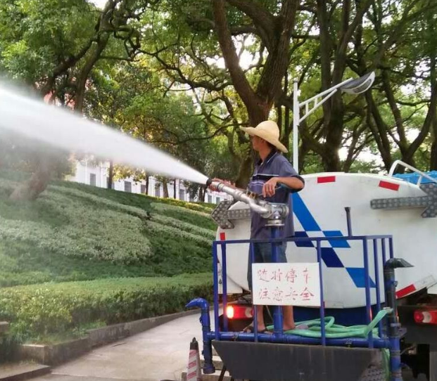 洒水车司机:用汗水洒出城市的美丽,你知道他