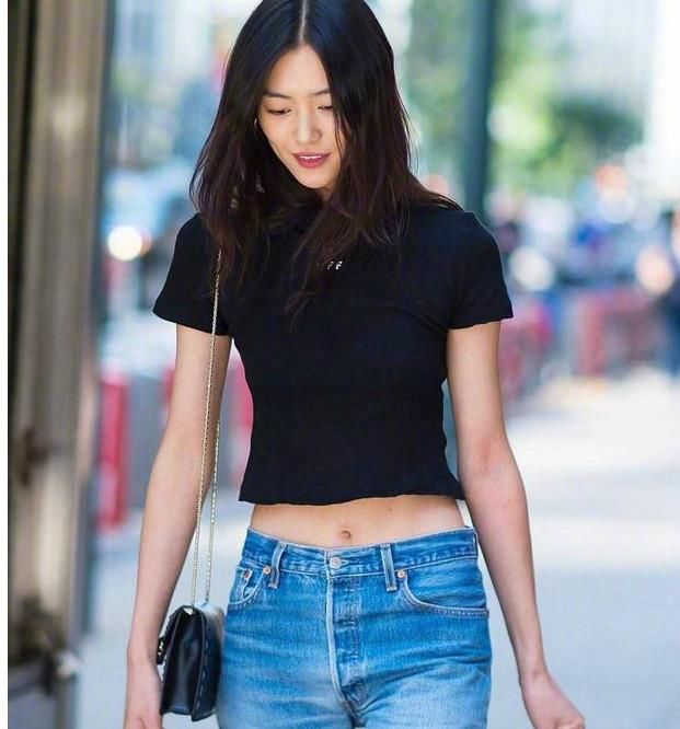 刘雯最新造型也开始穿露脐装炫腹了!