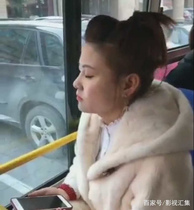 年轻女孩在公交车上睡着，她醒来看到眼前的一幕，让她倍感恶心