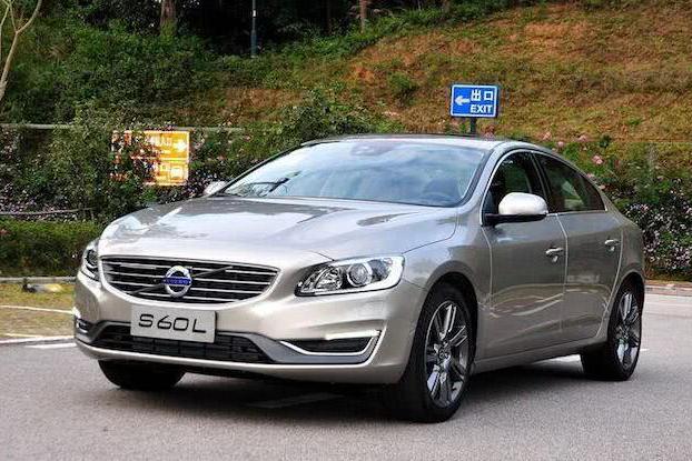 沃尔沃终于忍不住了，这款车狂降价只要19万，安全豪华还买迈腾？