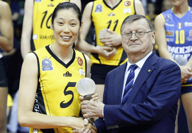 a国旗!朱婷合影手遮日本国旗获赞,比起孙杨的爱民办高中贵州图片