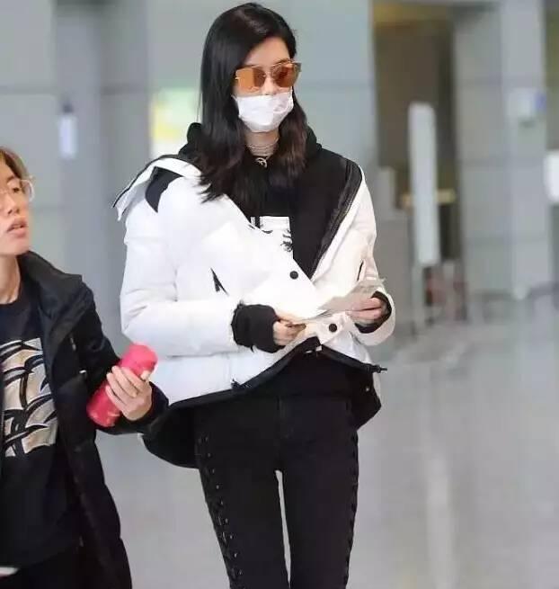 梦溪瑶维密走秀后现身机场,腿伤恢复行走飞快,这造型凹得过分!