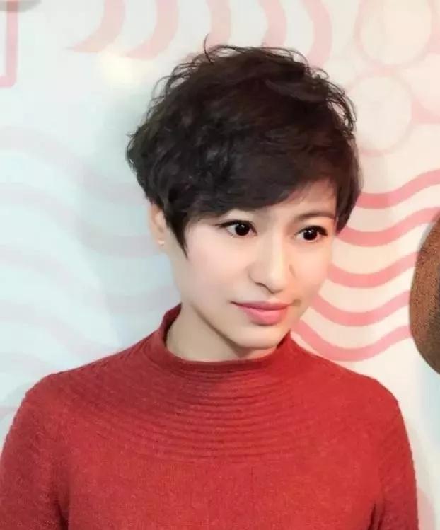 女士短发剪完太贴头皮没精神?只需烫个纹理,蓬