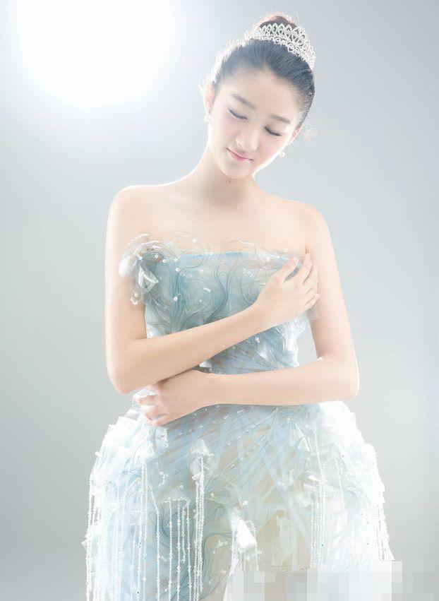 关晓彤透视性感写真, 身材纤细, 网友: 鹿晗看到会吃醋的