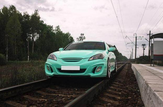 网红主播为了挣钱,开百万跑车上火车铁轨,结果