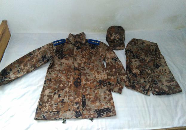 详解03式冬季军服:女兵绒衣为何领子后部有拉锁?
