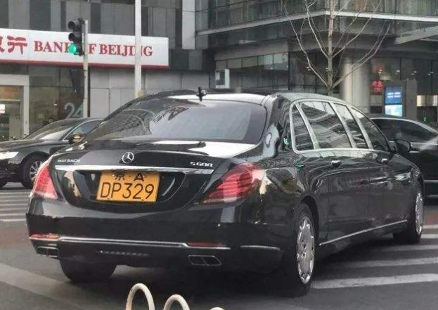 国内第一辆黄牌奔驰普尔曼,全新旗舰风采,奔驰S600普尔曼品牌