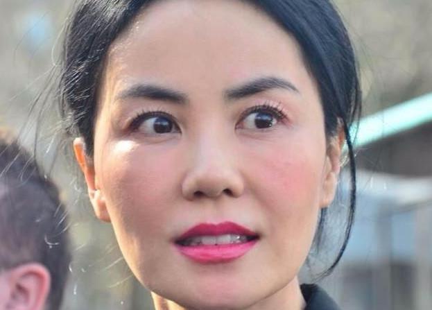 48岁王菲素颜近照曝光 网友:得到了爱情滋润的女人