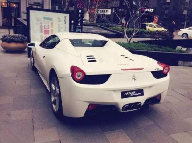 王宝强曾开10万的车,却送给马蓉400万豪车,她却不知珍惜!