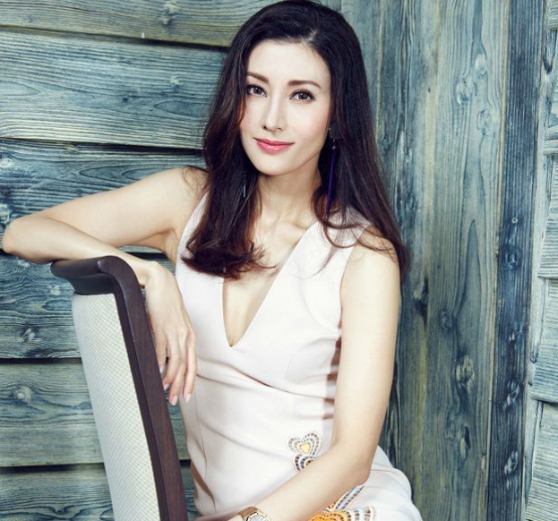 李嘉欣年轻时相貌惊为天人,购买7000万豪宅,实力演绎我就是豪门