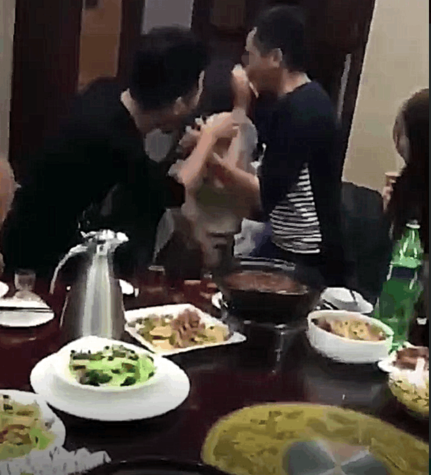 你的伴侣在同学聚会玩这样游戏你会怎么办? 网