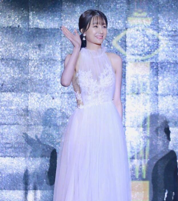 沈梦辰透明长裙出席活动脸已僵硬 网友: 柳岩同款鼻子
