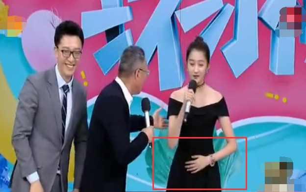 关晓彤全程在摸着肚子疑似怀孕,医生把脉后丢