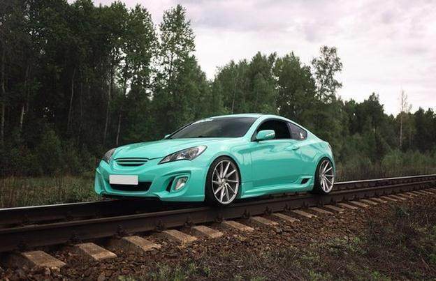 网红主播为了挣钱,开百万跑车上火车铁轨,结果