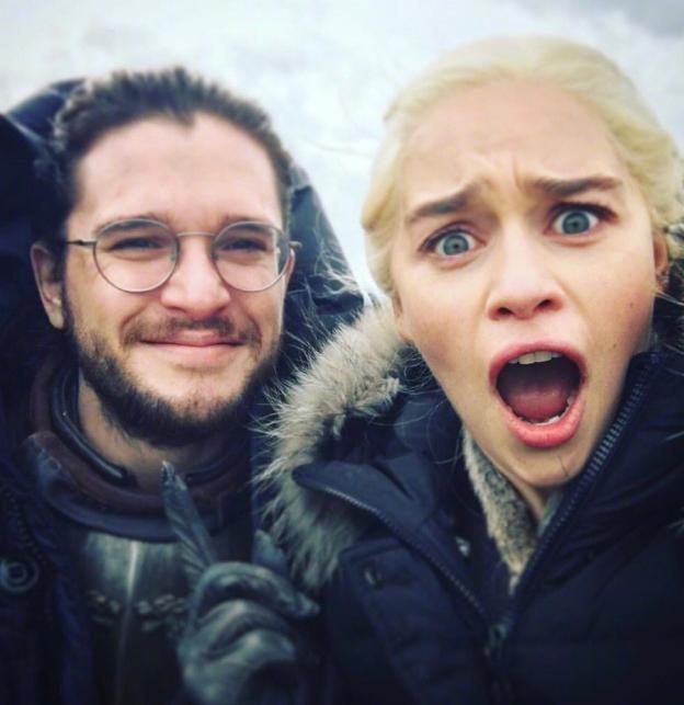 《权力的游戏》“龙妈”的另一面，生活中的合影是个“开心果”