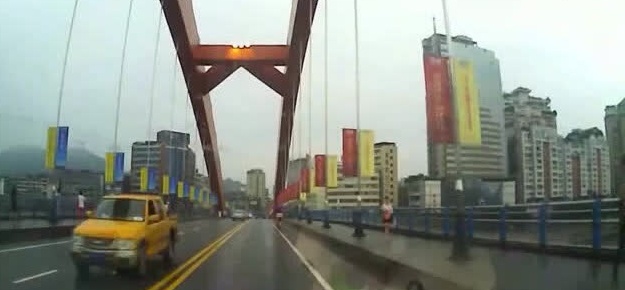 怒撞强行加塞的出租车