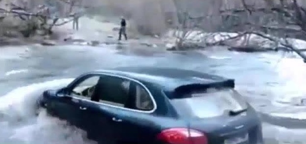 一辆辆保时捷跑车就这样报废了，看着都心疼