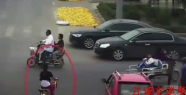 骑电动车女子发现情况不妙时