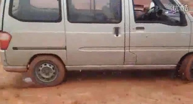 没有跑车，我用五菱之光玩漂移