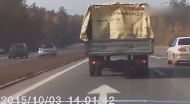 紧跟着军用卡车:司机差点命丧黄泉