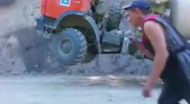 超载的卡车悲剧了，拖拉机也不能超，同样会！