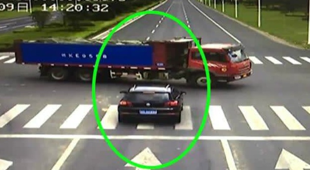 开车看导航，SUV瞬间钻入大货车底