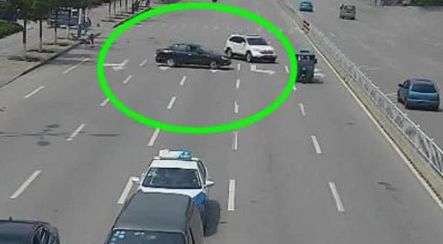 黑色轿车想别停SUV，不料误撞自行车