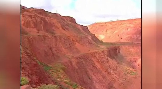 太吓人了，85吨重的大卡车从山上冲下来，直接粉身碎骨！