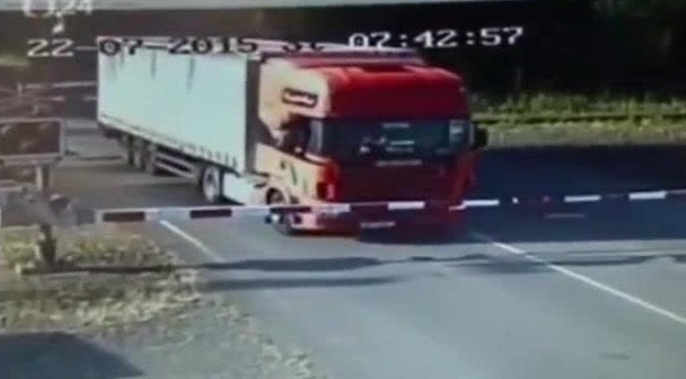 经历了这次车祸给卡车司机1000万他也不开车了，场面太恐怖了