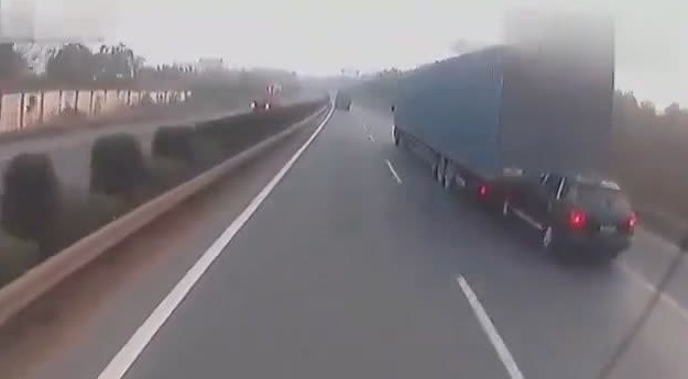 最新实拍:小车追尾大卡车司机全然不知，拖行百公里真惋惜