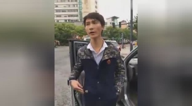 开着SUV违章还声称要灭掉地球，瞧给你能耐的