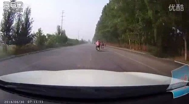 记录仪实拍汽车被电动车逼到对面车道逆行，如果你是司机怎么做？