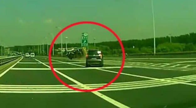 SUV高速出口违规变道，货车躲避后发生侧翻