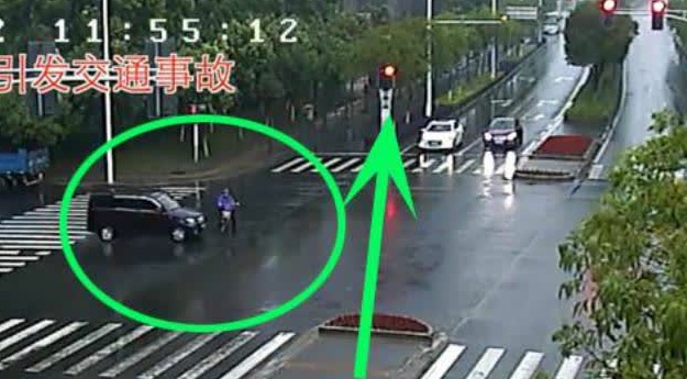 闯红灯的电动车命不该绝