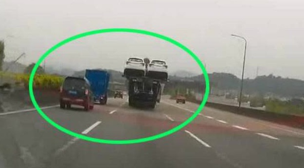 货车选择追尾SUV，因为旁车他惹不起