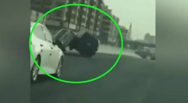 被故意挑衅后，SUV一怒之下把轿车顶翻