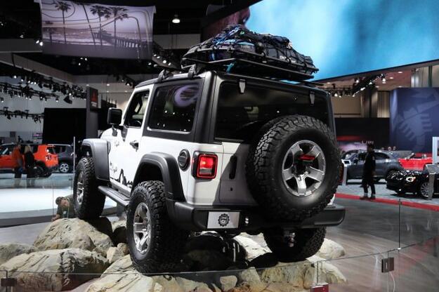 2018款Jeep牧马人亮相洛杉矶车展 将推混动版-新浪汽车