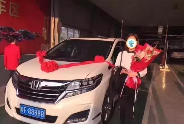 男子217万拍下粤F88888车牌,看到他的座驾,交