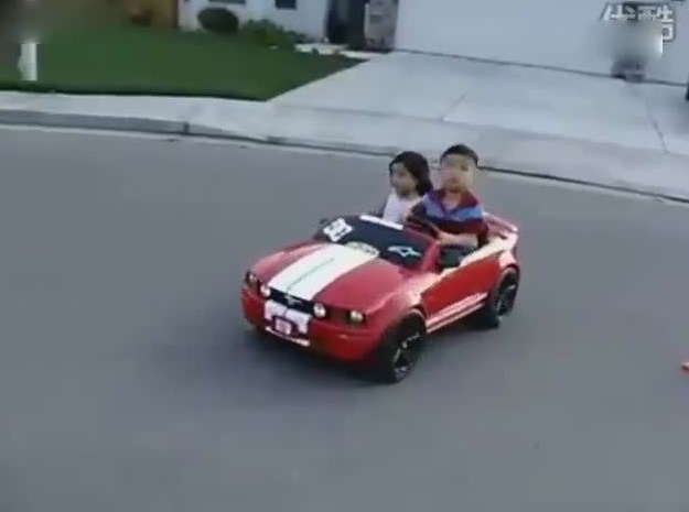 看来，我们out啦，现在的小孩都是开上跑车漂移泡妞啦