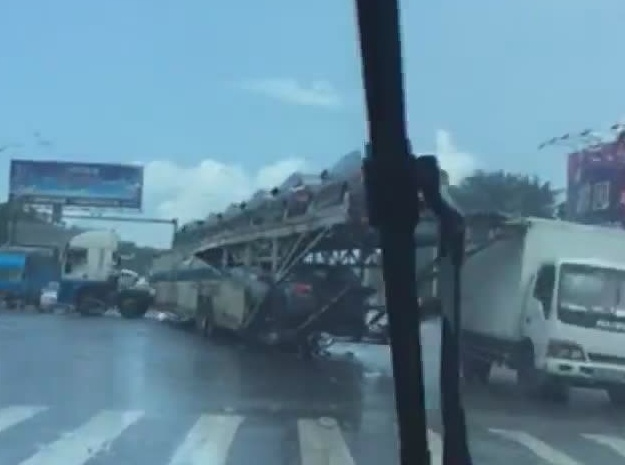 大卡车对小卡车说我转个弯分分钟把你撂倒，结果只3秒钟就做到了