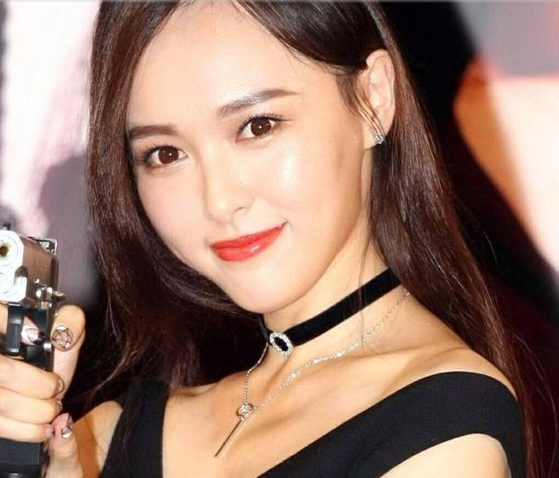 皮肤看起来白皙光滑,对比一下唐嫣化妆后的照片,依旧那么漂亮,网友