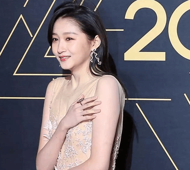 瑟瑟发抖, 双手捂胸, 引人遐想!