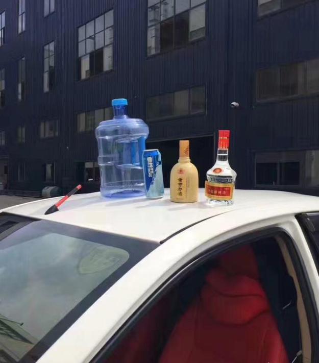 车顶就放小矿泉水红牛什么的,太特么吝啬了,看