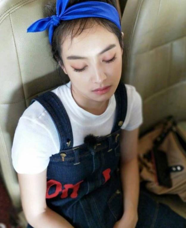 陈妍希晒各女明星的睡觉照,关之琳这张很是慵懒