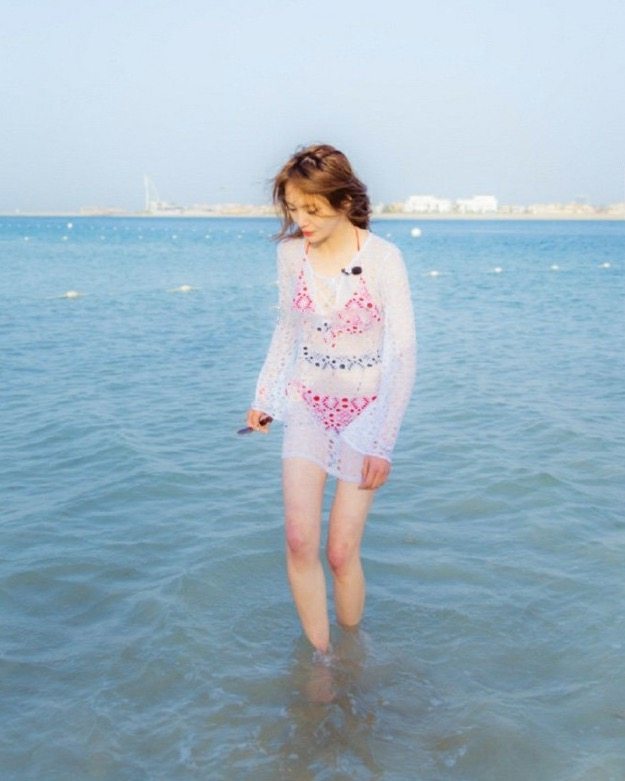 同样是这一款泳装,穿出的作用,秀外慧中.