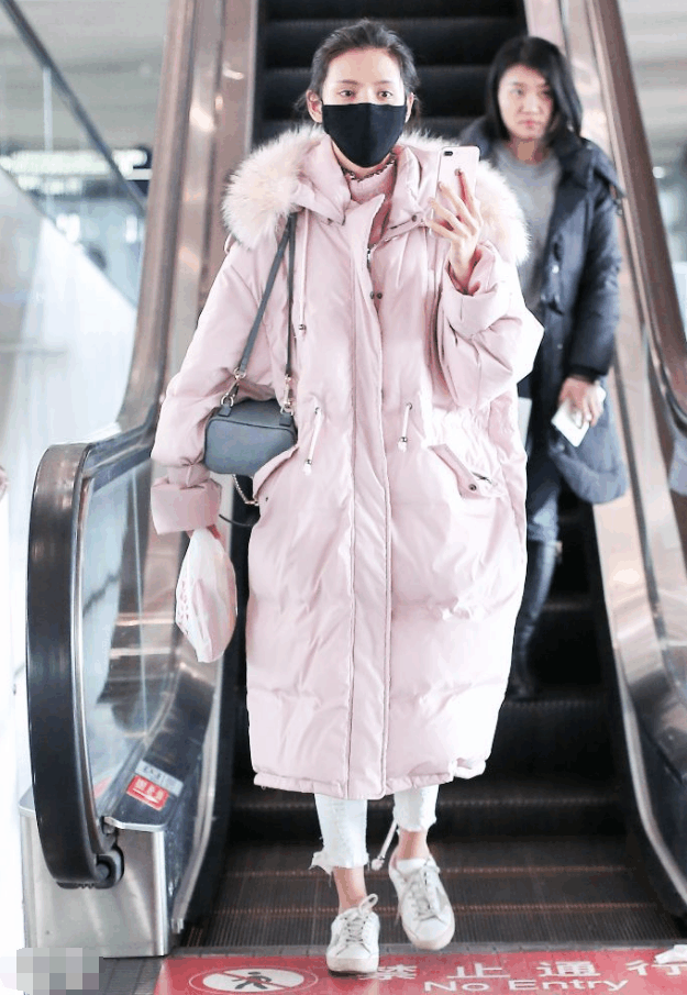 国民老公前任张予曦素颜亮相, 厚厚的羽绒服下