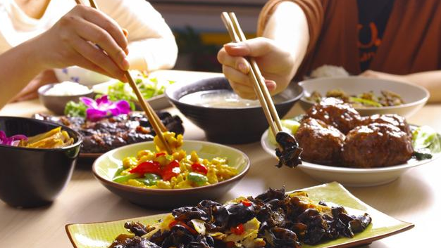 嫌弃乡下母亲,请客吃饭不让其上桌,老板见到母